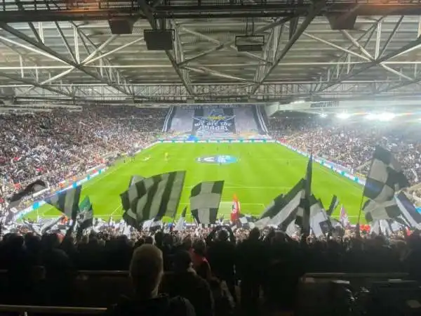 Gallowgate End - Section T, alcuni dei tifosi più caldi sono qui.